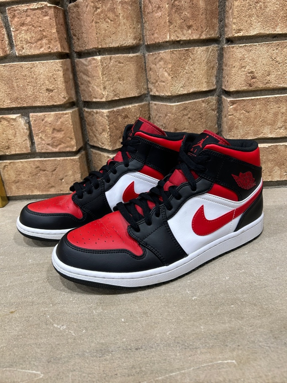 Jordan Air Jordan 1 Mid Bred Toe Black/Fire Red-White 554724-079 Men's Shoes 11
